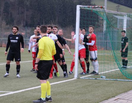 Gerangel um den besten Platz gab es bei jedem Eckball der Gäste