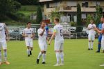 Beifall bei der Auswechslung und Verabschiedung von Mario Braig (3.v.l.), der mit Spielführer Max Armbruster abklatscht