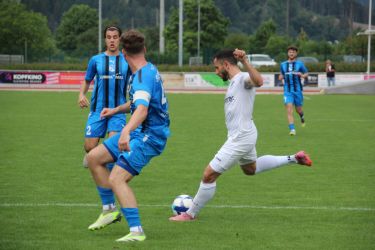 Spielführer Matteo Größer und Adrian Singler können Giulio Tamburello nicht stoppen, der mit seinem Schuss Torhüter Pascal Metzger zu einer Parade zwingt