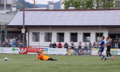 Giulio Tamburello schießt an David Krumm und Keeper Marten Weber vorbei, doch der Ball geht am langen Pfosten vorbei ins Aus.