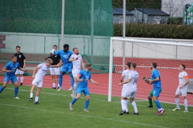Benni Bruckner (4.v.l.) machte ein starkes Spiel und konnte hier nach einer Ecke verhindern, dass Torjäger Anas Atakora (3.v.l.) mit dem Kopf trifft.