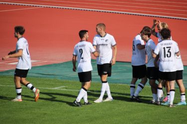Dean Hämmerle (hinten rechts, Hände hoch) hat in der 91. Minute den Siegtreffer erzielt, Freude pur