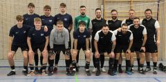 Die Flipper Boys (links) und die Alten Herren stand lieferten sich im Finale des 9 Meter-Turniers ein spannendes Duell, welches mit 9:8 endete