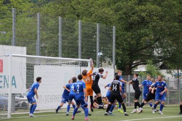 Marten Weber (99) wird im Luftkampf von Daniel Schwarz (15) gefordert.