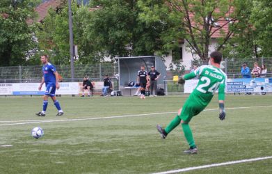 Bruderduell: Haslachs Torhüter Tobias Haag beim Zuspiel, doch das geht nicht zu seinem Bruder Daniel Haag auf Seelbach's Seiten.