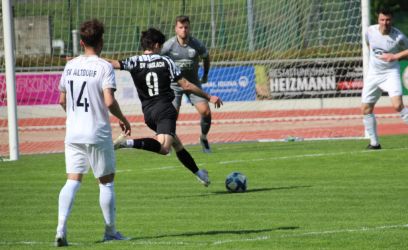 Joel Silzer (9) ist an Frederic Kolb (14) vorbei und hat nur noch Keeper Dennis Fietzeck vor sich, doch er schießt ans Außennetz