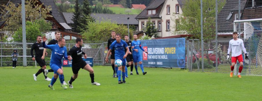 Geklärt 4: Sven Schnaitter klärt vor den Gegenspielern