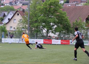 Nach einem Konter überläuft Giulio Tamburello Torhüter Weber und schießt im Fallen zum 1:3 ein.